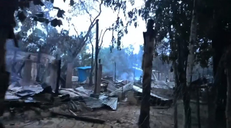မီးလောင်ပျက်စီးသွားသည့် ဝေသာလီကျေးရွာမှ နေအိမ်များအား တွေ့ရစဉ်။ ဓာတ်ပုံ - Pyay Maung 