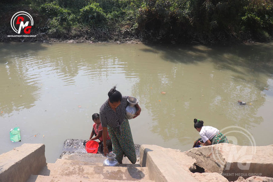 ရေရှားပါးမှုကြောင့် ချောင်းရေကိုအသုံးပြုနေရသော အထက်မြတ်လှဲစခန်းမှ စစ်ဘေးရှောင်များ။  