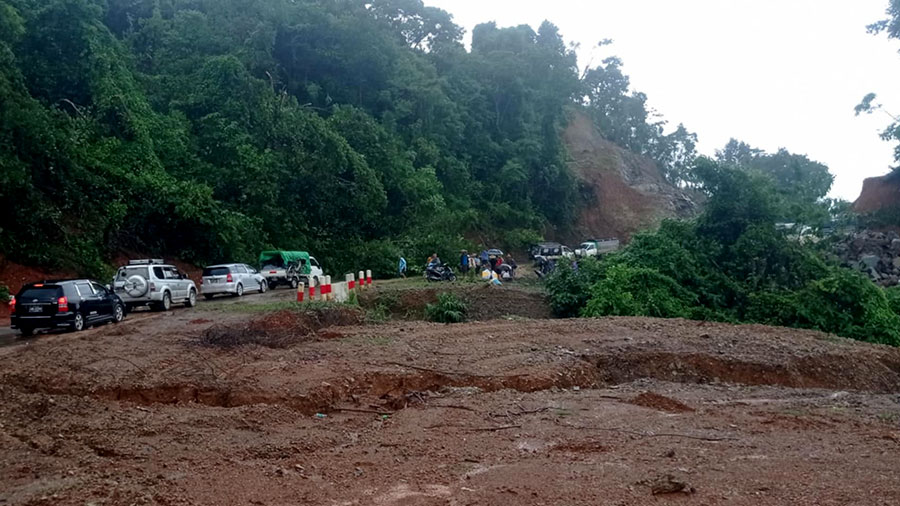 Vehicles trapped by a landslide on the Gwa-Ngathainggyaung road. (Photo: Ko Kyaw Gyi)