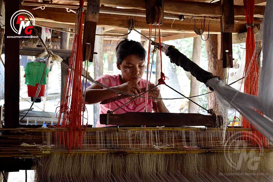 Arakanese traditional weaving businesses suffer from fighting