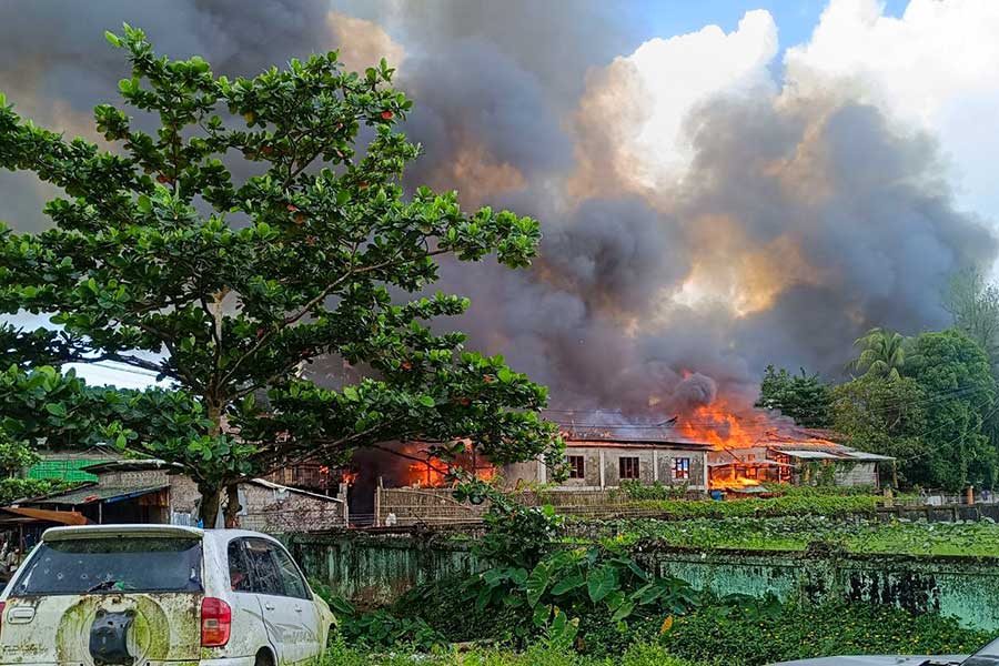 စက်တင်ဘာ ၂၉ ရက် လေကြောင်းတိုက်ခိုက်မှုကြောင့် မောင်တောမြို့တွင်း အဆောက်အအုံများ မီးလောင်နေစဉ်။ ဓာတ်ပုံ - CJ