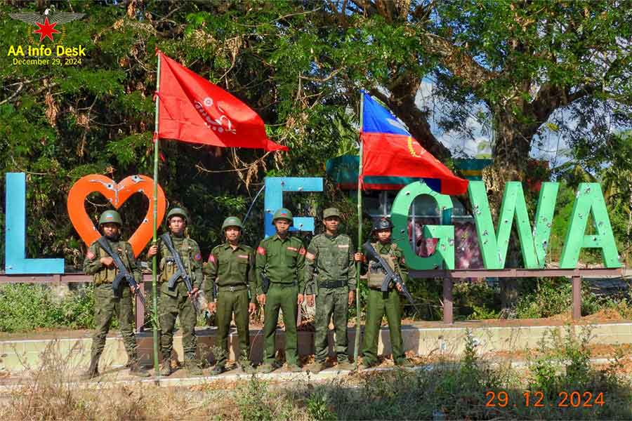 ပုံစာ - ၂၀၂၄ ခုနှစ်၊ ဒီဇင်ဘာ ၂၉ ရက်တွင် ဂွမြို့နယ်ကို သိမ်းပိုက်ပြီးနောက် AA တပ်ဖွဲ့ဝင်များကို တွေ့ရစဉ်။ ဓာတ်ပုံ - AA Info Desk