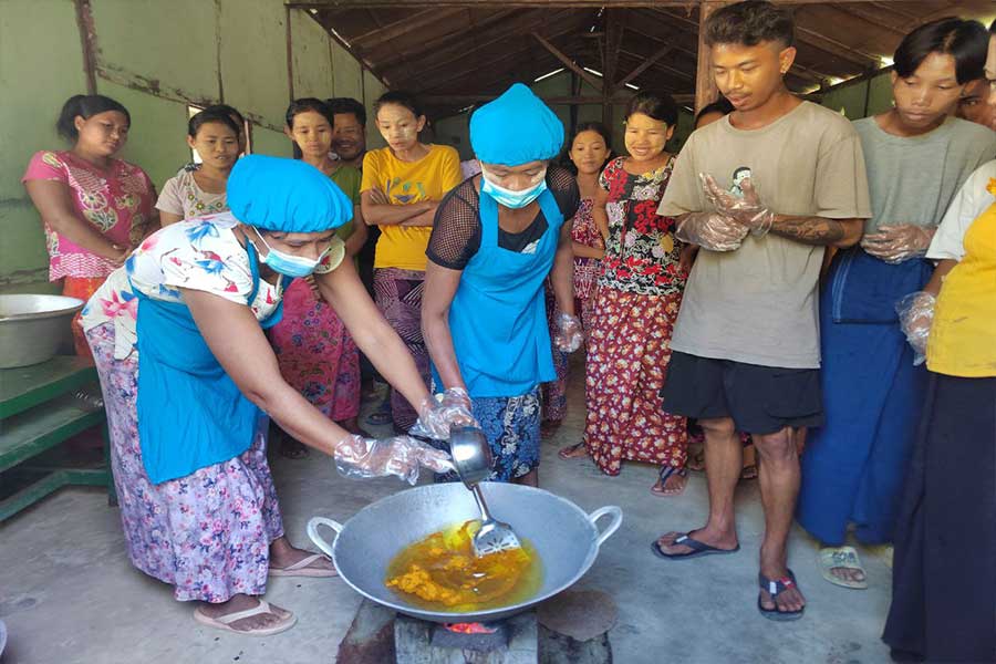 ပုံစာ - ပေါက်တောမြို့မှဒေသခံများမှာ ရေထွက်ပစ္စည်း ကုန်ချောထုတ်လုပ်မှု သင်တန်းပို့ချနေသည်ကိုတွေ့ရစဉ်။ ဓာတ်ပုံ - CJ