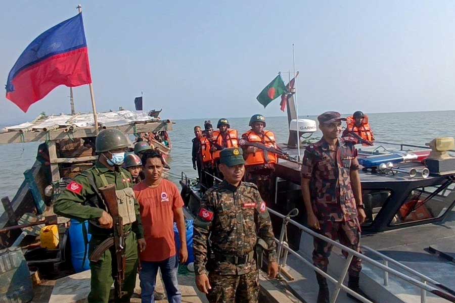 ရခိုင်ရေပိုင်နက်တွင် တရားမဝင် ငါးဖမ်းမှုဖြင့် ဖမ်းဆီးထားသည့် ဘင်္ဂလားဒေ့ရှ် ငါးဖမ်းသမား ၂၁ ဦးအား ၂၀၂၅ ခုနှစ် မတ်လအလယ်ပိုင်းတွင် အာရက္ခတပ်တော်က ဘင်္ဂလားဒေ့ရှ် နယ်ခြားစောင့်တပ်ထံသို့ ပြန်လည်လွှဲပြောင်းပေးစဉ်။ ဓာတ်ပုံ - AA Info Desk