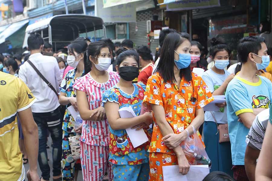 ၂၀၂၀ ပြည့်နှစ်၊ ဒီဇင်ဘာလက ကိုဗစ် - ၁၉ စစ်ဆေးမှုခံယူရန် စောင့်ဆိုင်းနေကြသော ထိုင်းရောက် မြန်မာလုပ်သားများ။ (ဓာတ်ပုံ - Bangkok Post)