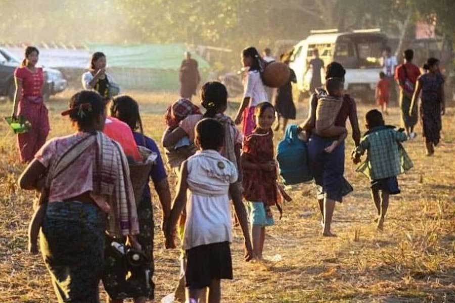 ဧရာဝတီရောက် ရခိုင်စစ်ဘေးရှောင်များ။ (ဓာတ်ပုံ - AFP)