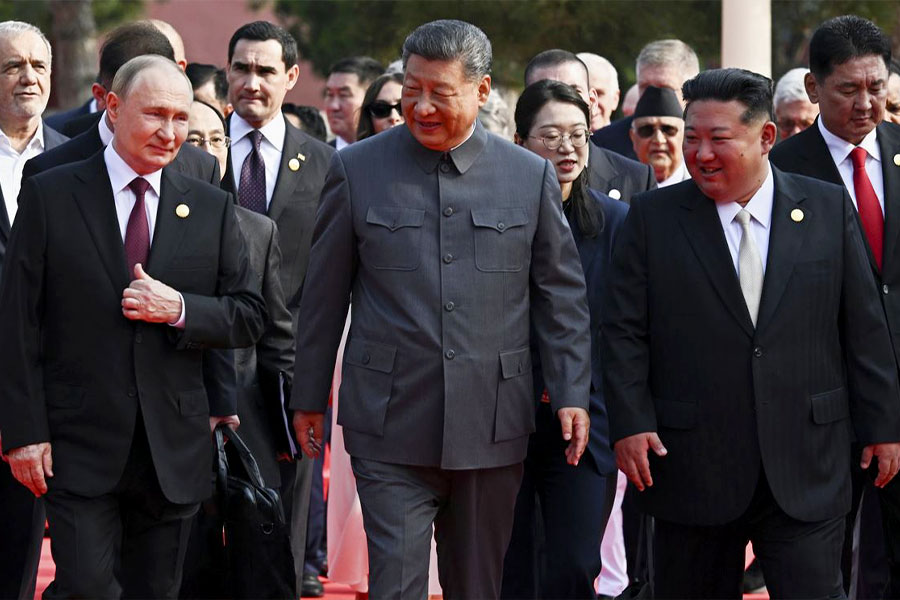 ၂၀၂၅ ခုနှစ် စက်တင်ဘာလ ၃ ရက်နေ့က ဘေဂျင်းမြို့ တီယန်နန်မင်ရင်ပြင်မှာ ကျင်းပတဲ့ ဂျပန်ကို စစ်အောင်နိုင်ခြင်း နှစ် ၈၀ ပြည့် အထိမ်းအမှတ် စစ်ရေးပြပွဲကြီးမှာ တွေ့ရတဲ့ ရုရှားသမ္မတ ဗလာဒီမာပူတင်၊ တရုတ်သမ္မတ ရှီကျင့်ဖျင်နဲ့ မြောက်ကိုရီးယားခေါင်းဆောင် ကင်ဂျုံအန်း။ ဓာတ်ပုံ - AP