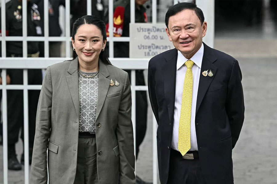 ၂၀၂၅ ခုနှစ် စက်တင်ဘာလ ၉ ရက်နေ့က ထိုင်းနိုင်ငံ ဘန်ကောက်မြို့ရှိ တရားရုံးချုပ်သို့ ရောက်ရှိလာသော သက်ဆင်ရှင်နာဝပ်ကို သမီးဖြစ်သူ ပေတုံတန်ရှင်နာဝပ်နှင့်အတူ တွေ့ရစဉ်။ ဓာတ်ပုံ - AFP